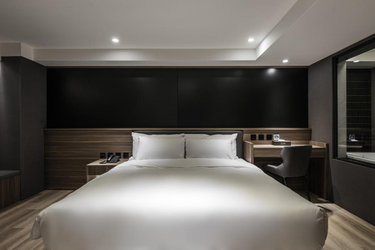 Autumn Willow Hotel Тайчжун Экстерьер фото
